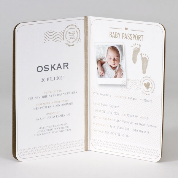 Kraft paspoort geboortekaartje met stempel in koperfolie